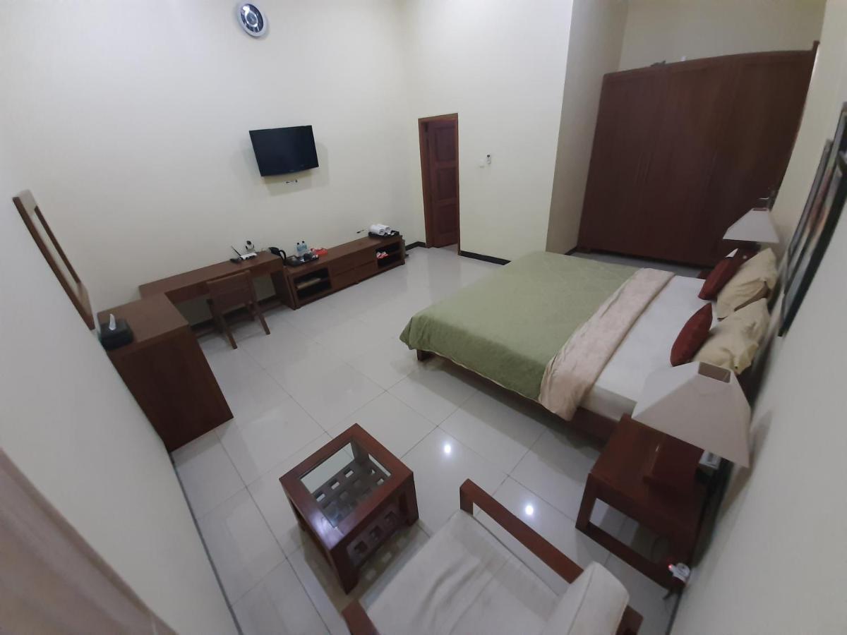 Alloro Guesthouse Pacitan Bagian luar foto