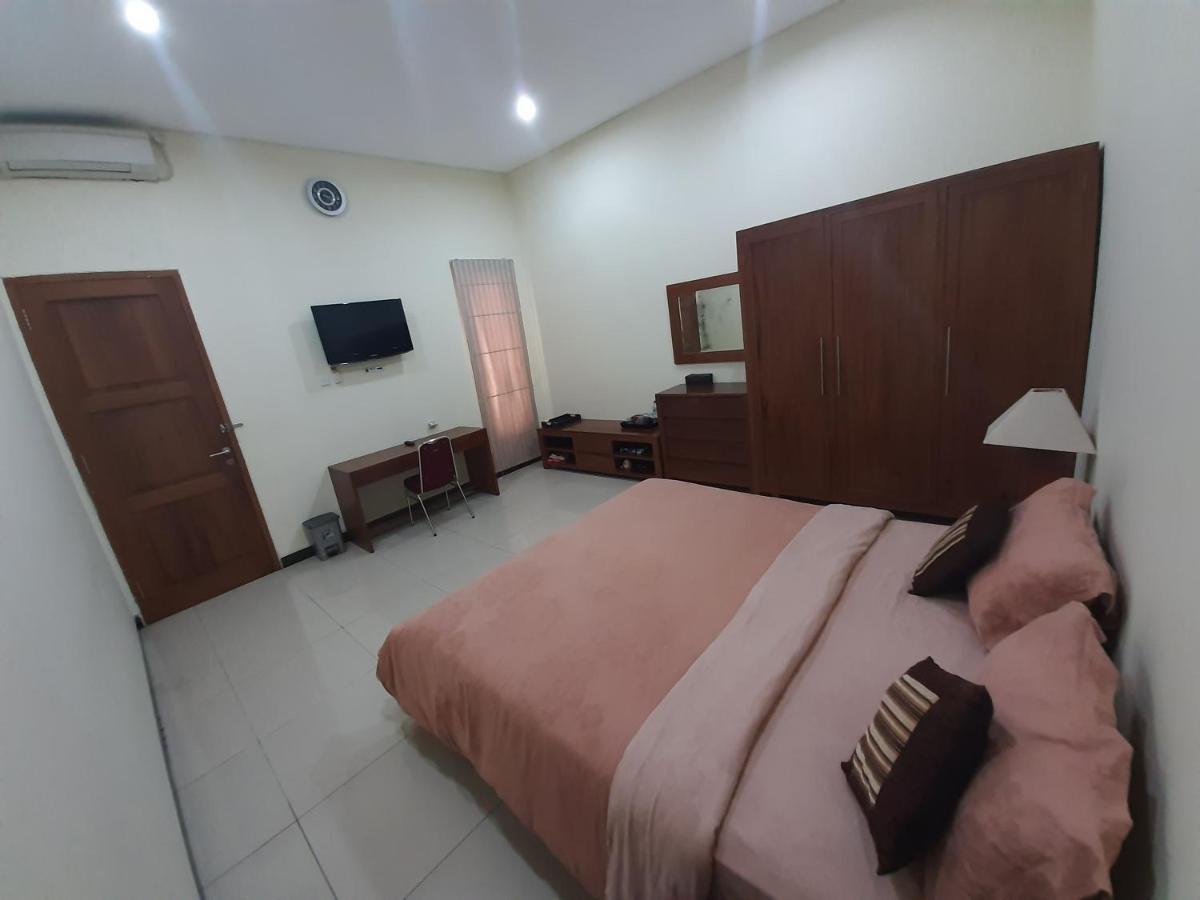 Alloro Guesthouse Pacitan Bagian luar foto