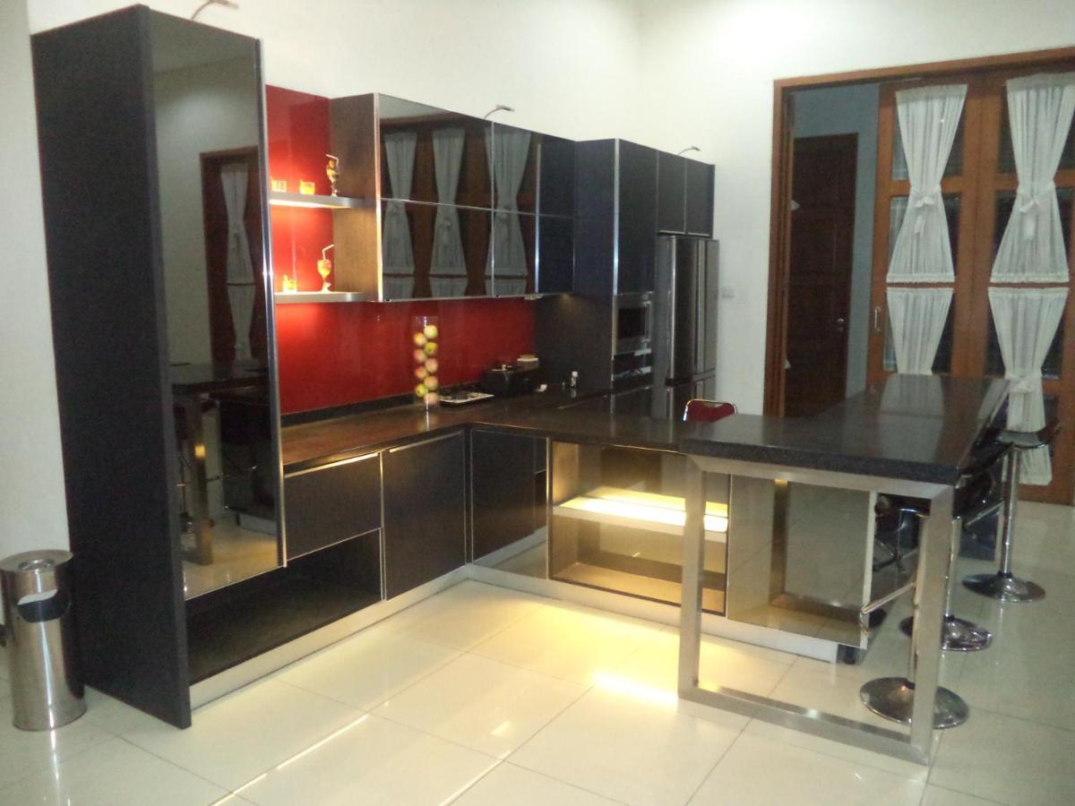 Alloro Guesthouse Pacitan Bagian luar foto