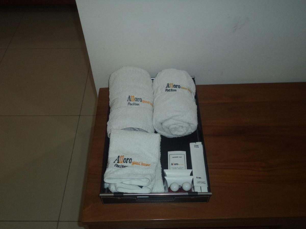 Alloro Guesthouse Pacitan Bagian luar foto