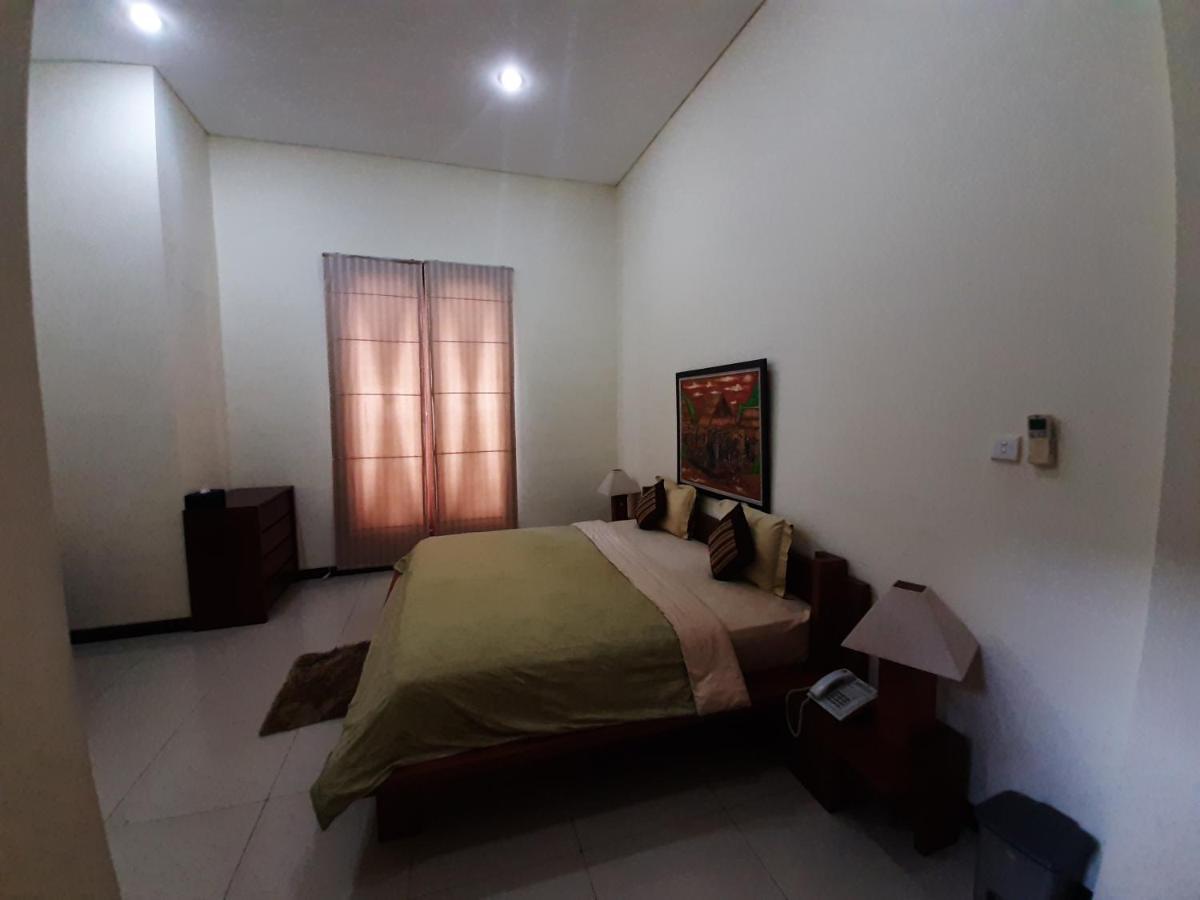 Alloro Guesthouse Pacitan Bagian luar foto