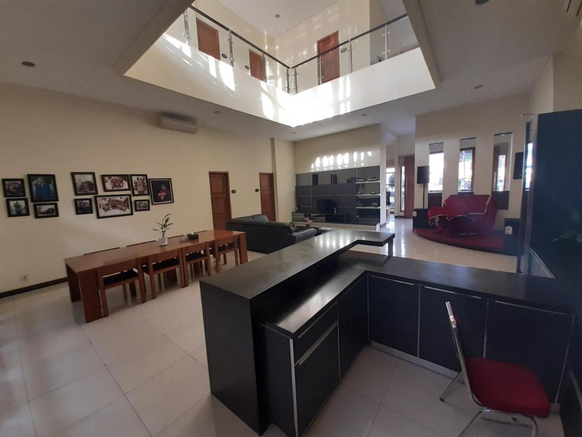 Alloro Guesthouse Pacitan Bagian luar foto