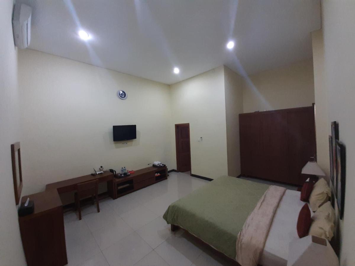 Alloro Guesthouse Pacitan Bagian luar foto