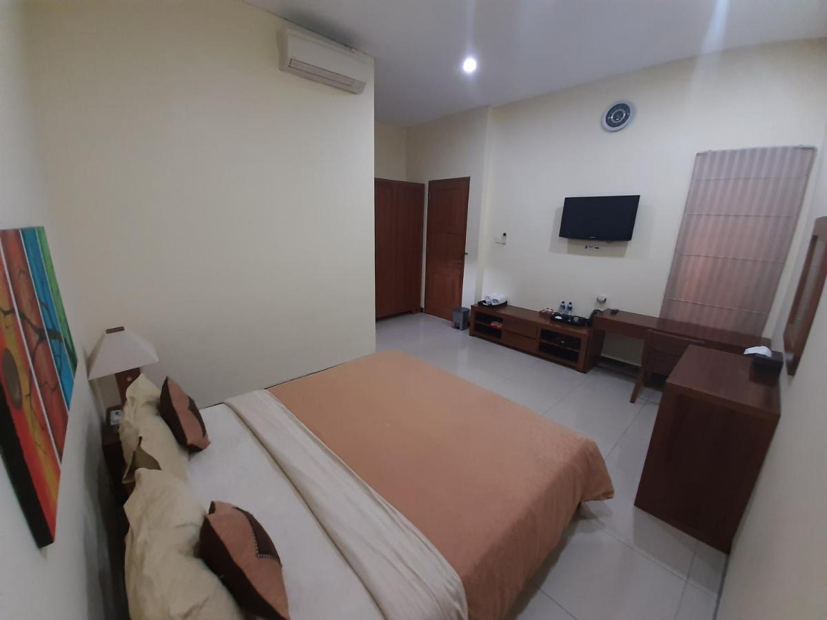 Alloro Guesthouse Pacitan Bagian luar foto