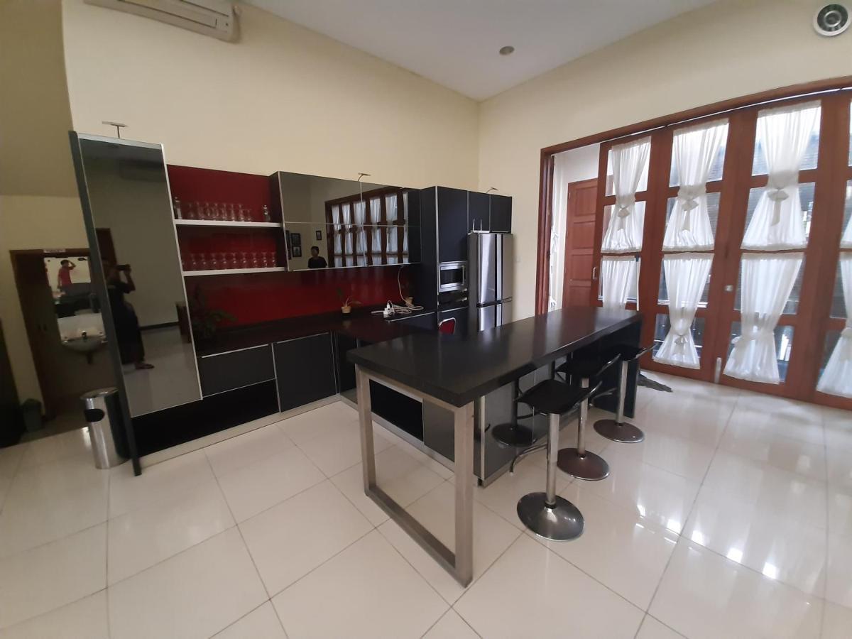 Alloro Guesthouse Pacitan Bagian luar foto