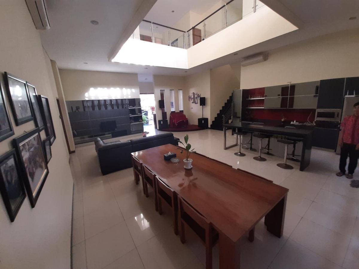 Alloro Guesthouse Pacitan Bagian luar foto