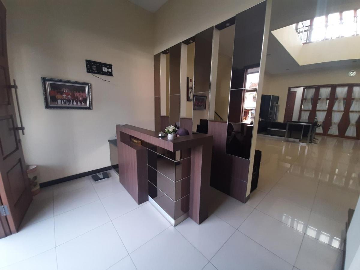 Alloro Guesthouse Pacitan Bagian luar foto