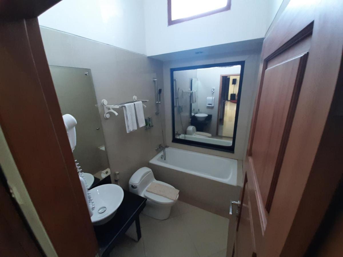 Alloro Guesthouse Pacitan Bagian luar foto