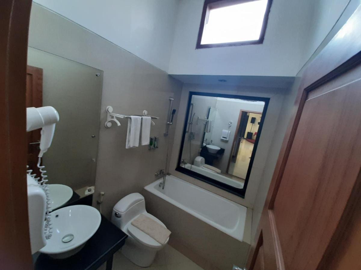 Alloro Guesthouse Pacitan Bagian luar foto