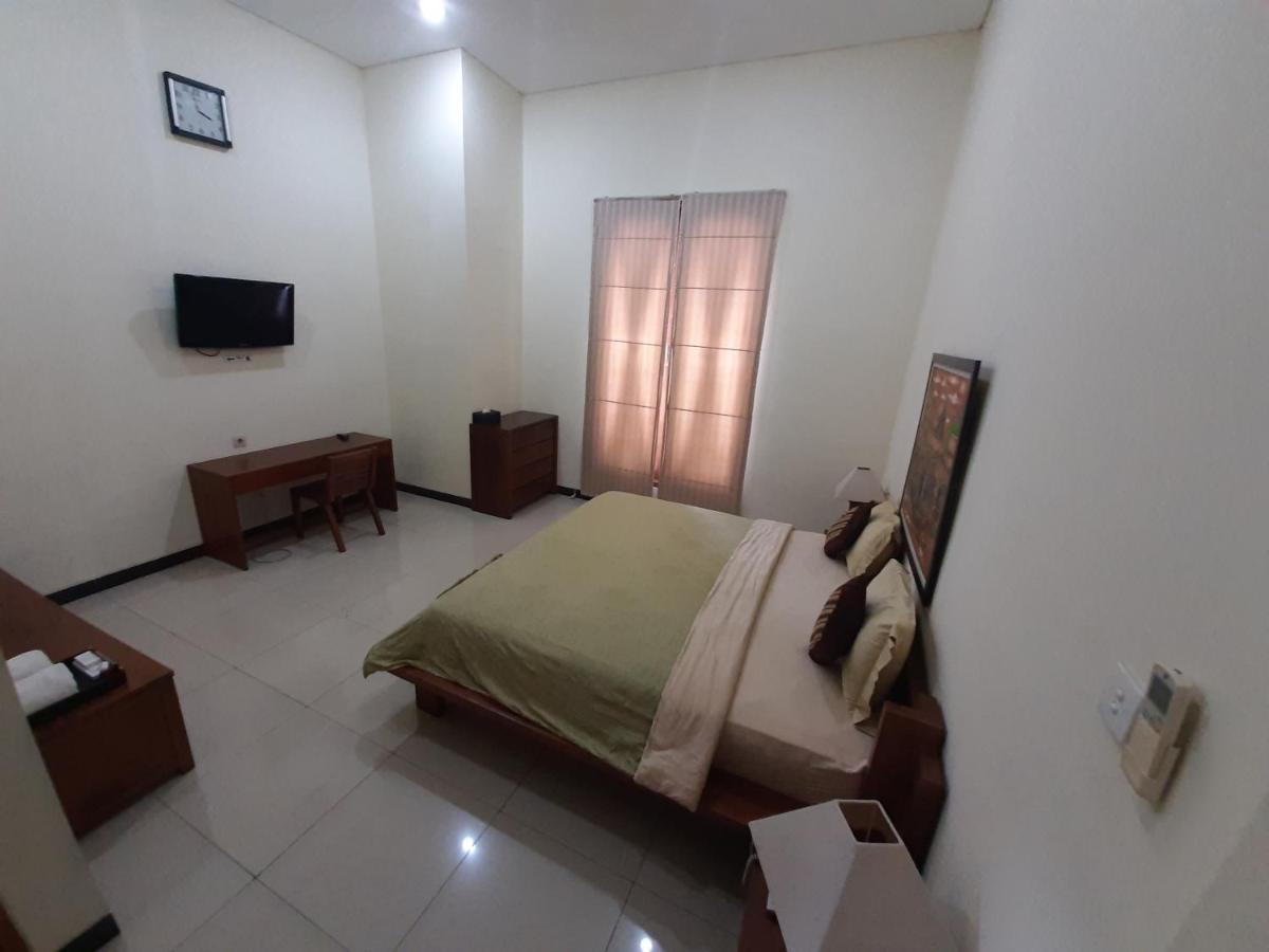 Alloro Guesthouse Pacitan Bagian luar foto