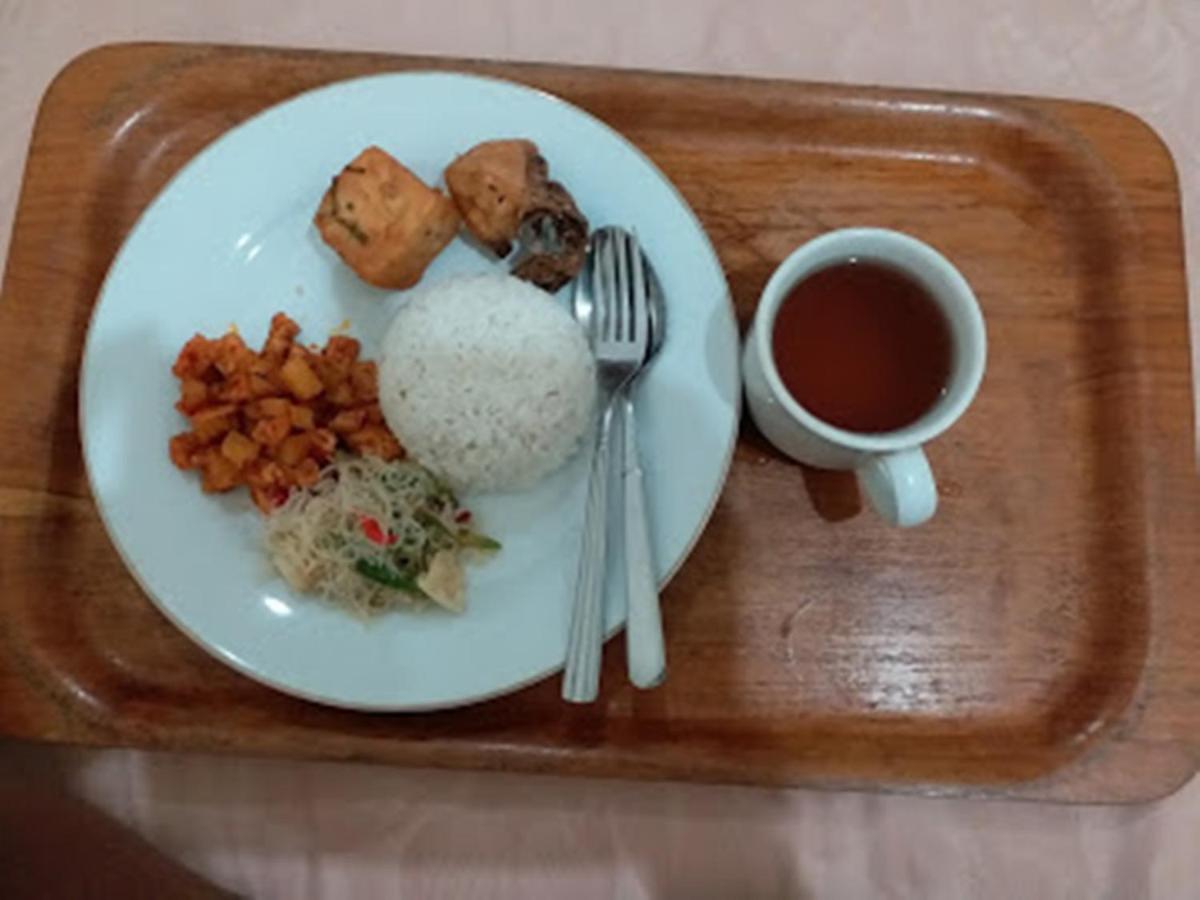 Alloro Guesthouse Pacitan Bagian luar foto