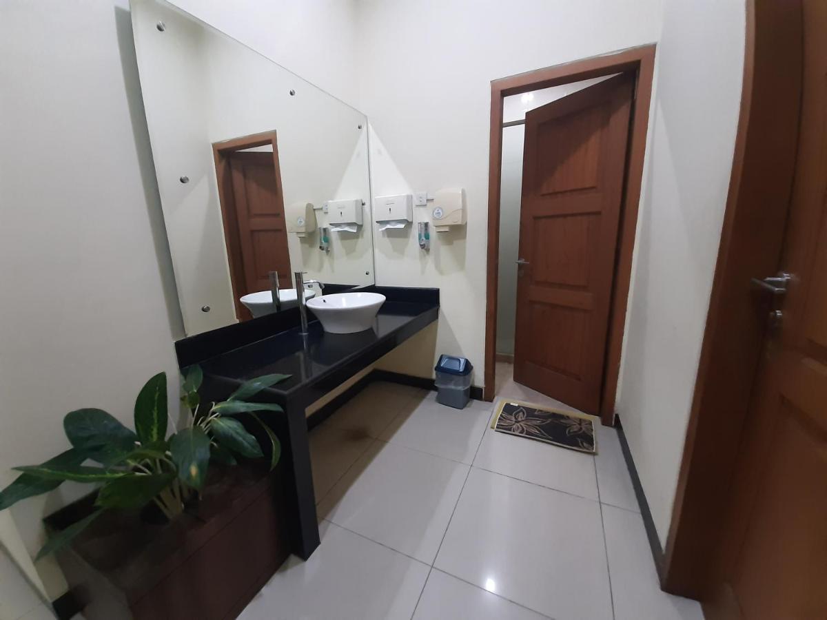Alloro Guesthouse Pacitan Bagian luar foto