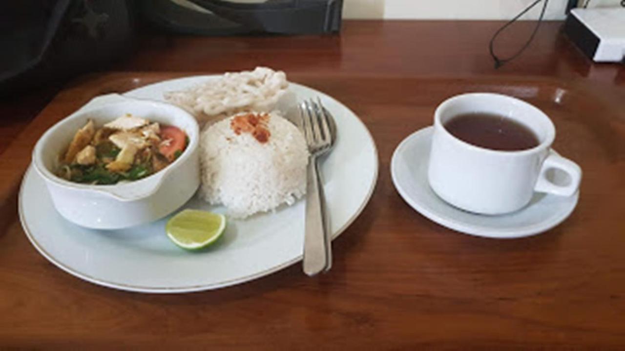 Alloro Guesthouse Pacitan Bagian luar foto